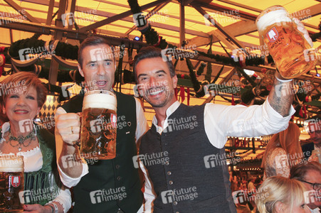 Wiesn Anstich auf dem Oktoberfest 2019 im Schottenhamel Festzelt in München
