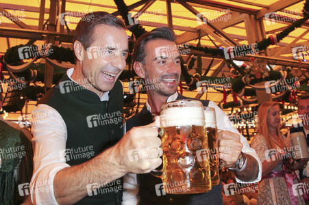 Wiesn Anstich auf dem Oktoberfest 2019 im Schottenhamel Festzelt in München