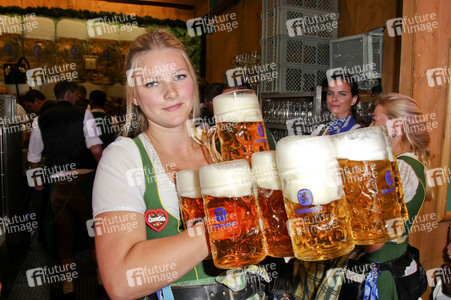 Wiesn Anstich auf dem Oktoberfest 2019 im Schottenhamel Festzelt in München