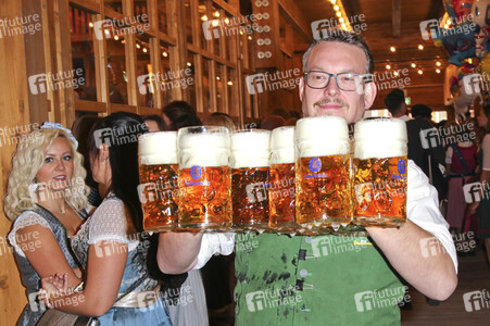 Wiesn Anstich auf dem Oktoberfest 2019 im Schottenhamel Festzelt in München