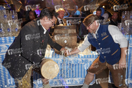 Offizieller Wiesn Anstich 2019 im Hofbräu Berlin