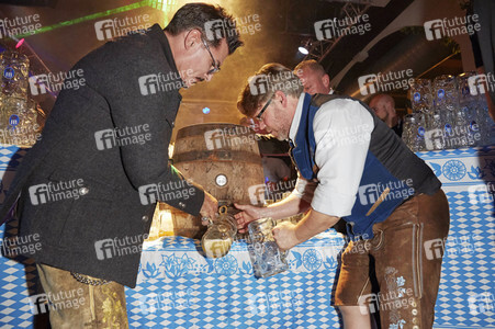 Offizieller Wiesn Anstich 2019 im Hofbräu Berlin