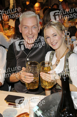 In Käfers Wiesn Schänke auf dem Oktoberfest 2019 in München