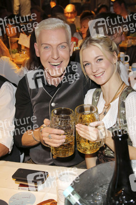 In Käfers Wiesn Schänke auf dem Oktoberfest 2019 in München