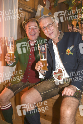 In Kufflers Weinzelt auf dem Oktoberfest 2019 in München