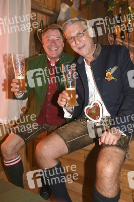 In Kufflers Weinzelt auf dem Oktoberfest 2019 in München