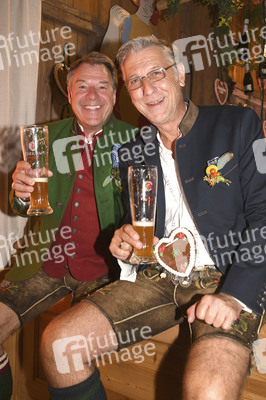 In Kufflers Weinzelt auf dem Oktoberfest 2019 in München