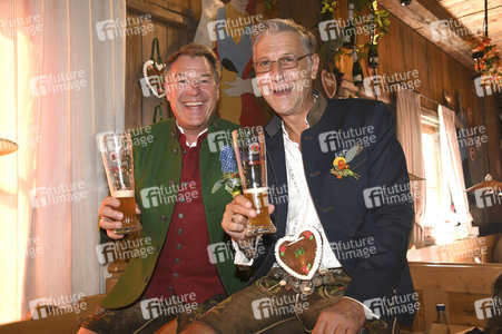 In Kufflers Weinzelt auf dem Oktoberfest 2019 in München