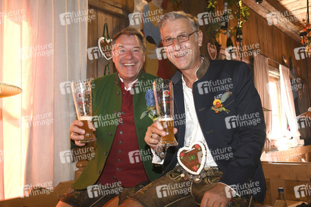 In Kufflers Weinzelt auf dem Oktoberfest 2019 in München