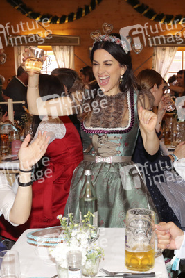 Im Schützen-Festzelt auf dem Oktoberfest 2019 in München