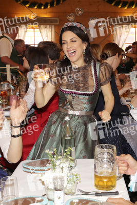 Im Schützen-Festzelt auf dem Oktoberfest 2019 in München