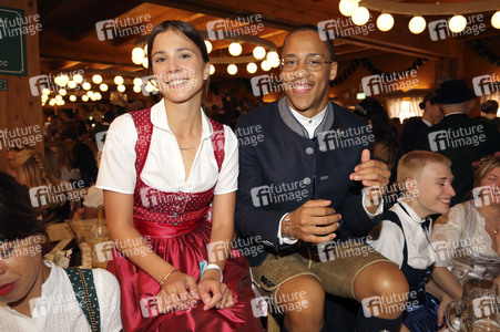 Im Schützen-Festzelt auf dem Oktoberfest 2019 in München