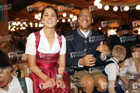 Im Schützen-Festzelt auf dem Oktoberfest 2019 in München