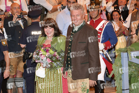 Wiesn Anstich auf dem Oktoberfest 2019 im Schottenhamel Festzelt in München