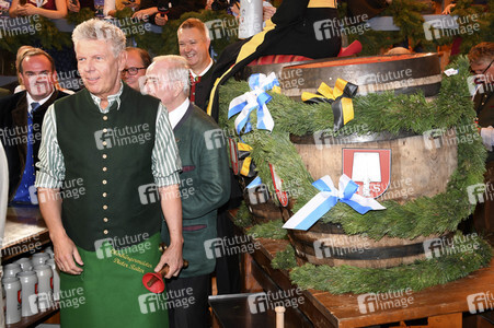 Wiesn Anstich auf dem Oktoberfest 2019 im Schottenhamel Festzelt in München
