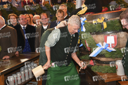 Wiesn Anstich auf dem Oktoberfest 2019 im Schottenhamel Festzelt in München