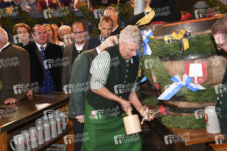 Wiesn Anstich auf dem Oktoberfest 2019 im Schottenhamel Festzelt in München