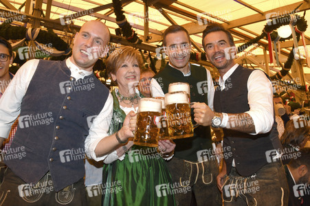 Wiesn Anstich auf dem Oktoberfest 2019 im Schottenhamel Festzelt in München
