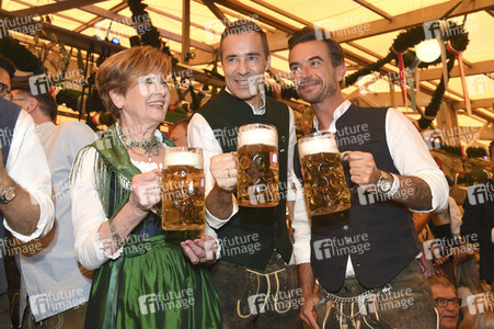Wiesn Anstich auf dem Oktoberfest 2019 im Schottenhamel Festzelt in München