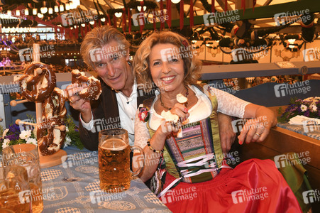 Wiesn Anstich auf dem Oktoberfest 2019 im Schottenhamel Festzelt in München