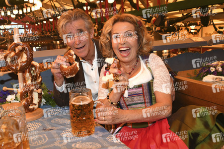 Wiesn Anstich auf dem Oktoberfest 2019 im Schottenhamel Festzelt in München