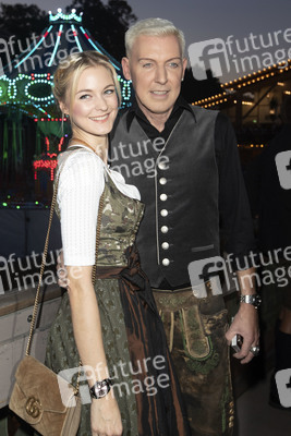 In Käfers Wiesn Schänke auf dem Oktoberfest 2019 in München