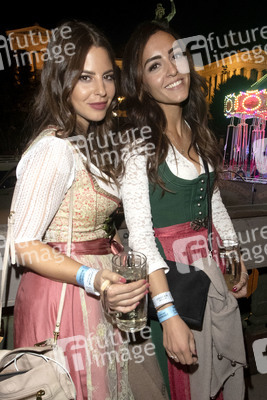 In Käfers Wiesn Schänke auf dem Oktoberfest 2019 in München