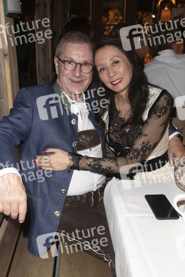 In Käfers Wiesn Schänke auf dem Oktoberfest 2019 in München