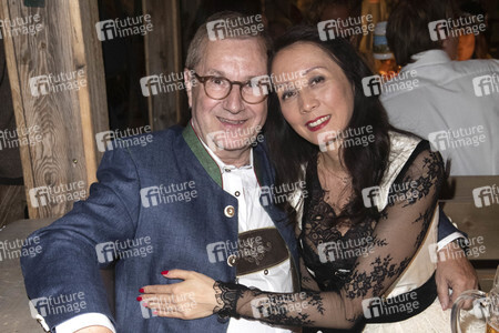 In Käfers Wiesn Schänke auf dem Oktoberfest 2019 in München