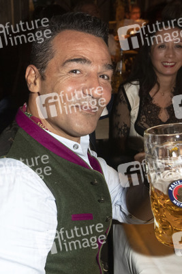 In Käfers Wiesn Schänke auf dem Oktoberfest 2019 in München