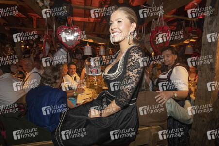 In Käfers Wiesn Schänke auf dem Oktoberfest 2019 in München