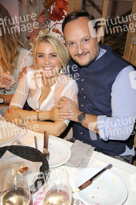 Cathy Hummels Wiesn-Bummel auf dem Oktoberfest 2019 im München