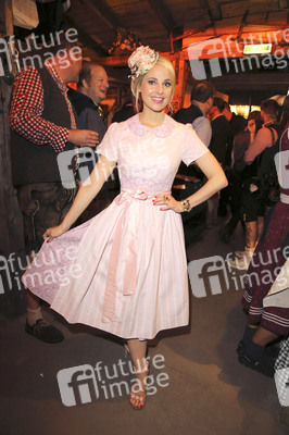 Cathy Hummels Wiesn-Bummel auf dem Oktoberfest 2019 im München
