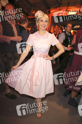 Cathy Hummels Wiesn-Bummel auf dem Oktoberfest 2019 im München