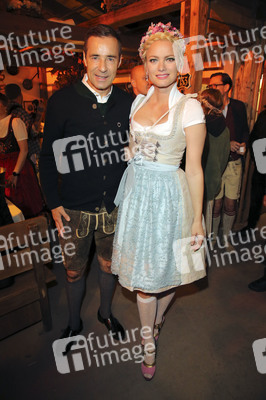 Cathy Hummels Wiesn-Bummel auf dem Oktoberfest 2019 im München