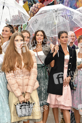 Cathy Hummels Wiesn-Bummel auf dem Oktoberfest 2019 im München