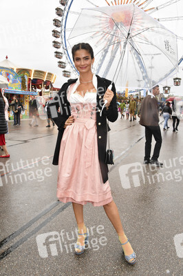 Cathy Hummels Wiesn-Bummel auf dem Oktoberfest 2019 im München
