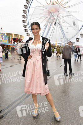 Cathy Hummels Wiesn-Bummel auf dem Oktoberfest 2019 im München