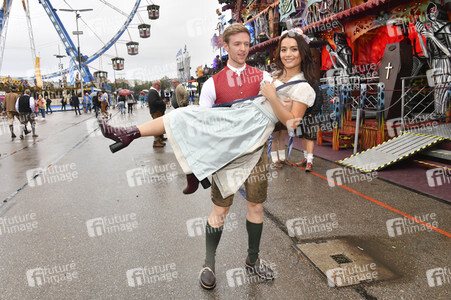Cathy Hummels Wiesn-Bummel auf dem Oktoberfest 2019 im München