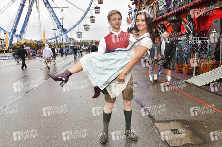 Cathy Hummels Wiesn-Bummel auf dem Oktoberfest 2019 im München