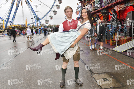 Cathy Hummels Wiesn-Bummel auf dem Oktoberfest 2019 im München