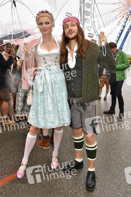 Cathy Hummels Wiesn-Bummel auf dem Oktoberfest 2019 im München