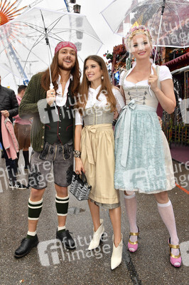 Cathy Hummels Wiesn-Bummel auf dem Oktoberfest 2019 im München