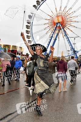 Cathy Hummels Wiesn-Bummel auf dem Oktoberfest 2019 im München