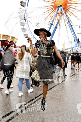 Cathy Hummels Wiesn-Bummel auf dem Oktoberfest 2019 im München
