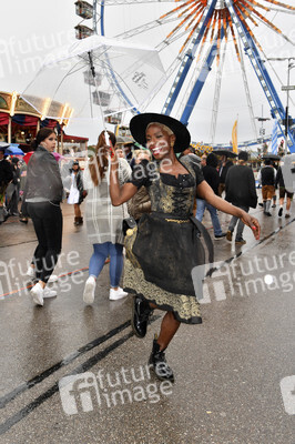 Cathy Hummels Wiesn-Bummel auf dem Oktoberfest 2019 im München