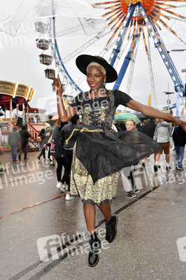 Cathy Hummels Wiesn-Bummel auf dem Oktoberfest 2019 im München