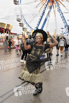 Cathy Hummels Wiesn-Bummel auf dem Oktoberfest 2019 im München