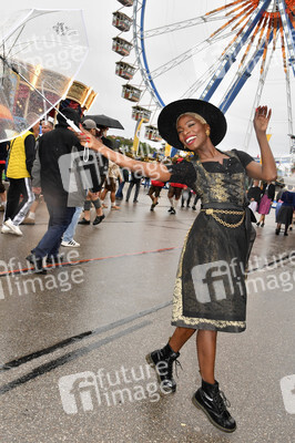 Cathy Hummels Wiesn-Bummel auf dem Oktoberfest 2019 im München