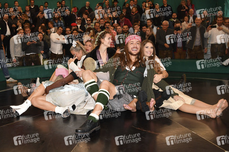 Cathy Hummels Wiesn-Bummel auf dem Oktoberfest 2019 im München